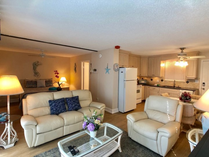 Exclusive Holiday Condo, minutes from the beach, Florida Condo 5817