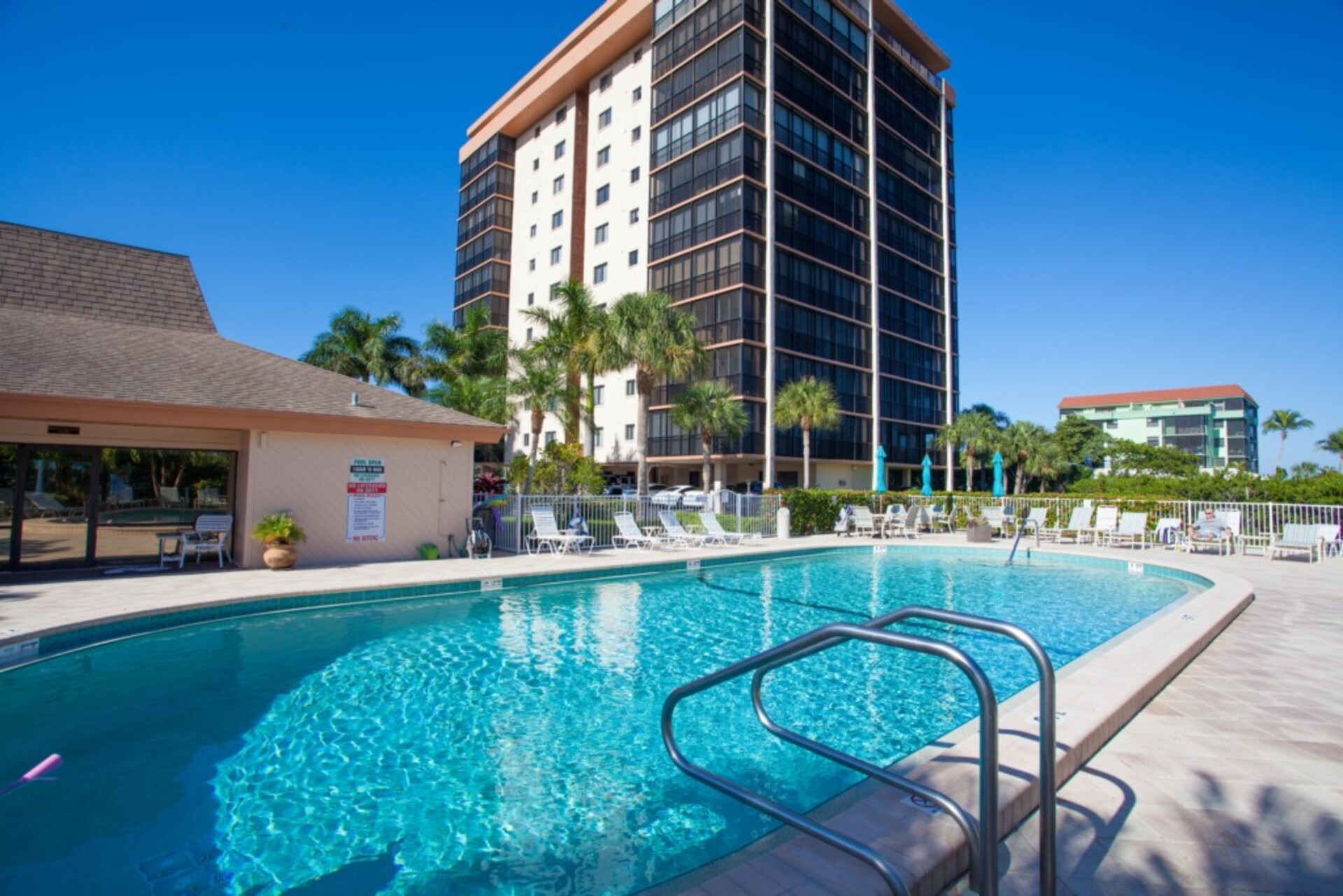 Luxury Contemporary Style Condo on Lee County, Orlando Condo 5852