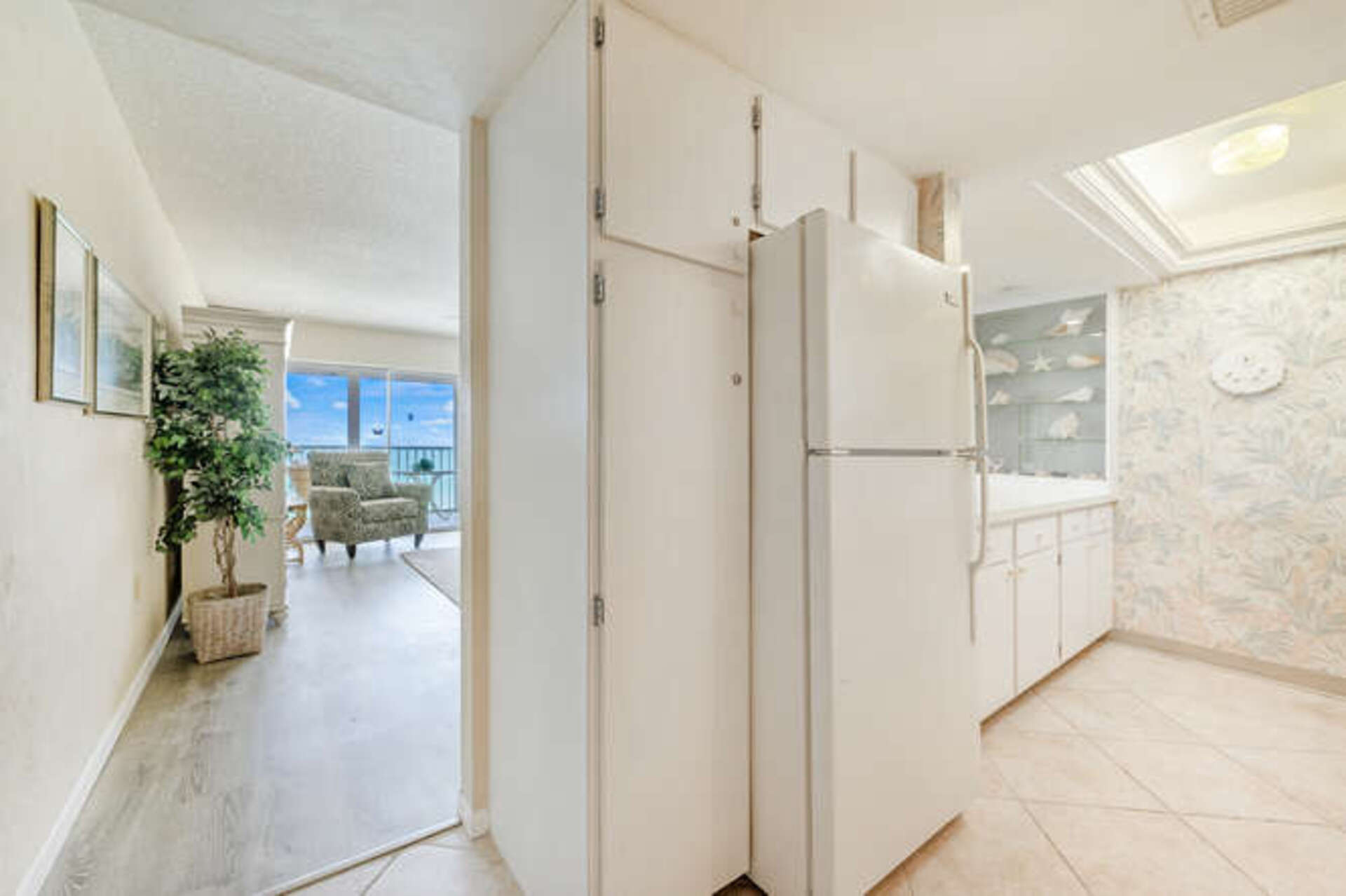 Luxury Contemporary Style Condo on Dolphin Way, Florida Condo 5937