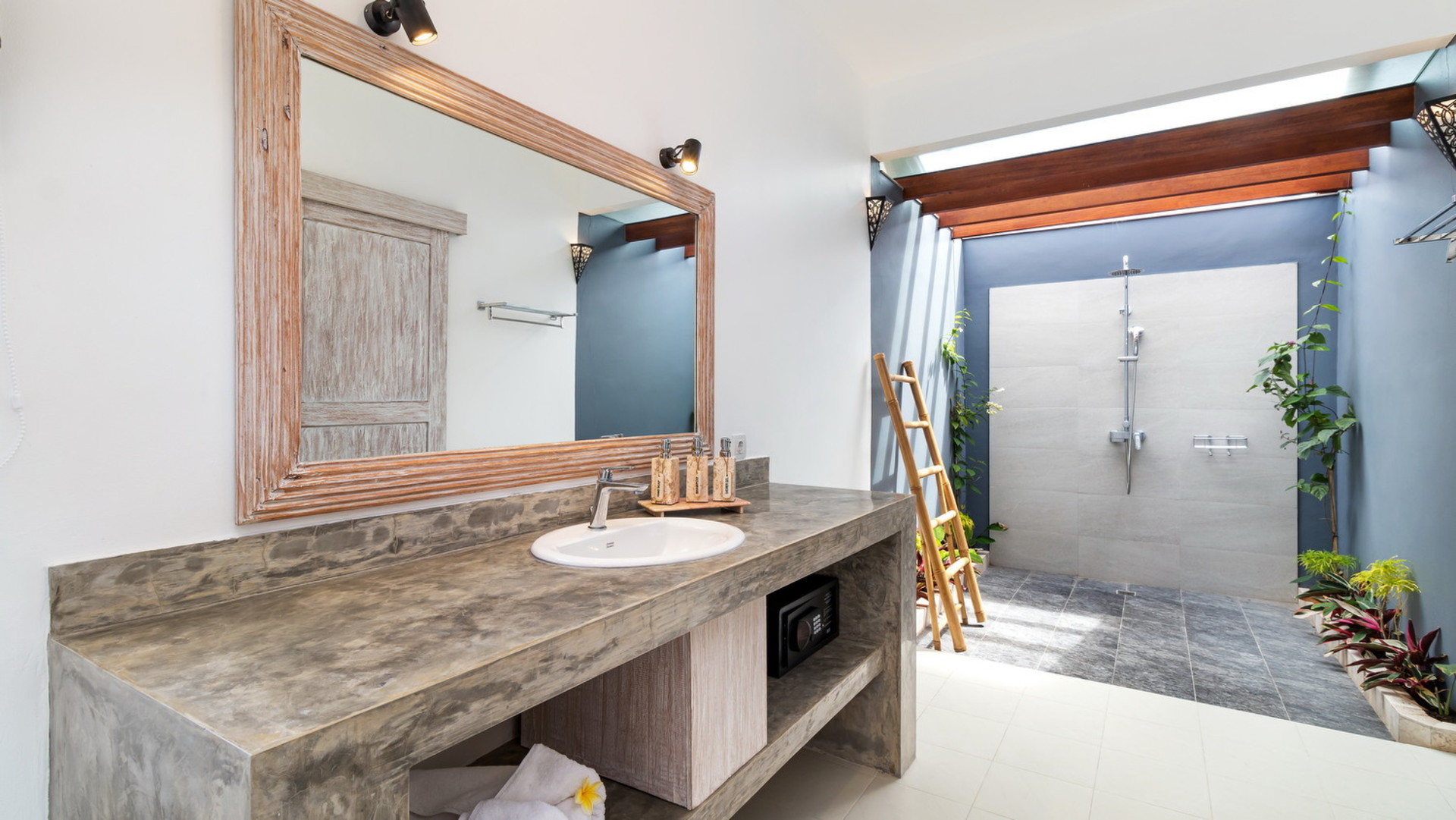 Luxurious 4BR Villa with Pool, Bali Villa 2206