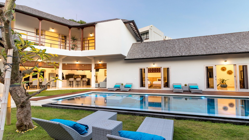 Charming 7BR Villa W/ Pool & Balcony in Bali, Bali villa 2206