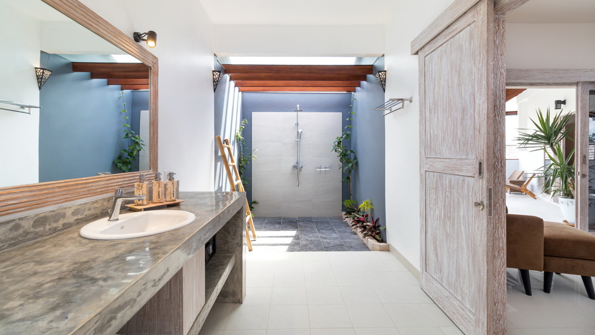 Charming 7BR Villa W/ Pool & Balcony in Bali, Bali villa 2206