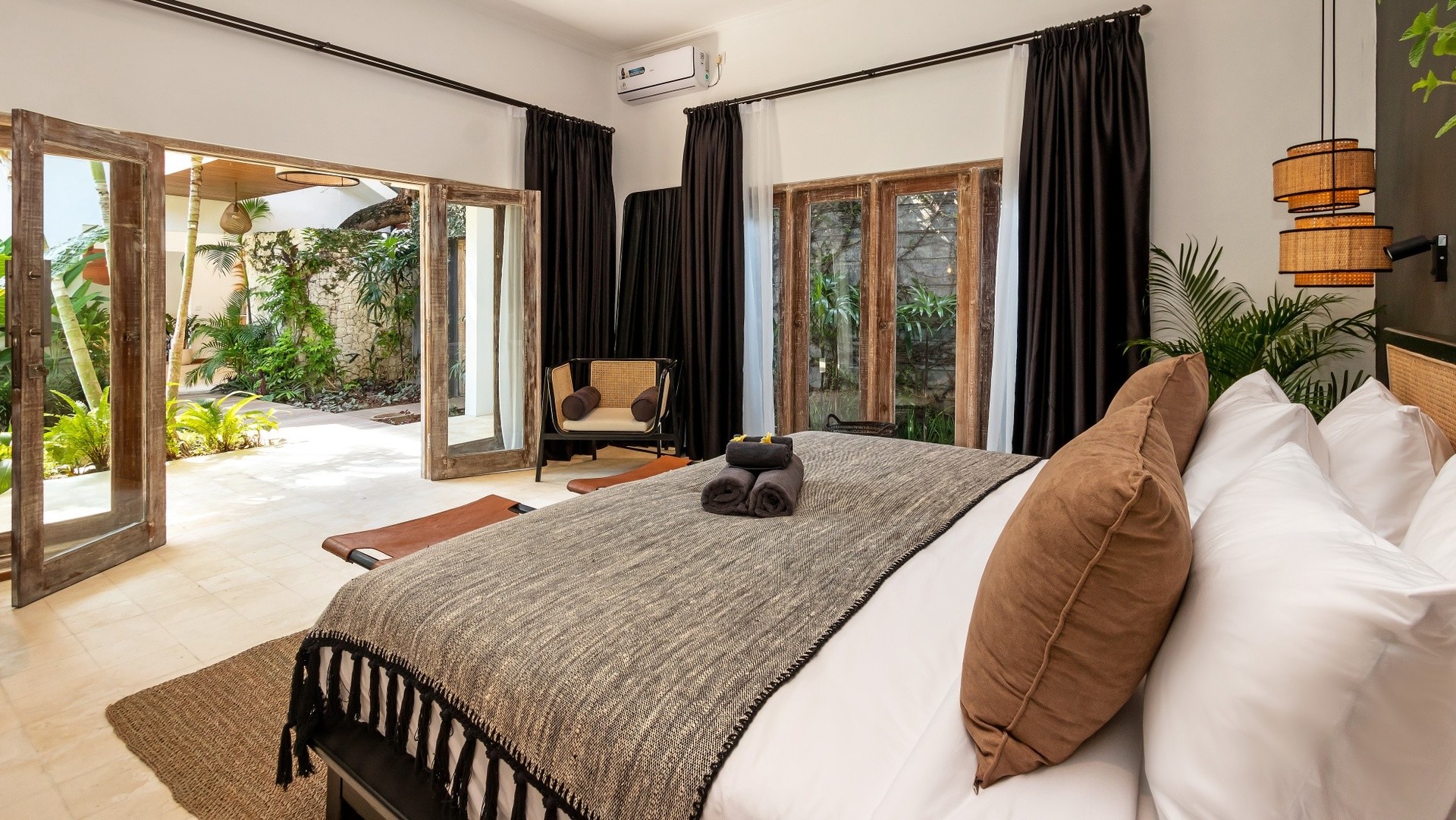 Cozy 4BR Villa with Amazing Pool Area, Bali Villa 2210