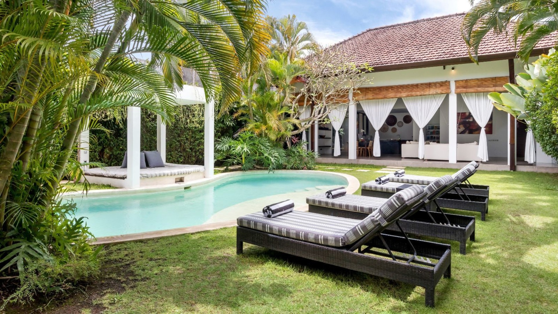 Cozy 2BR Villa W/Amazing Pool Area, Bali Villa 2216