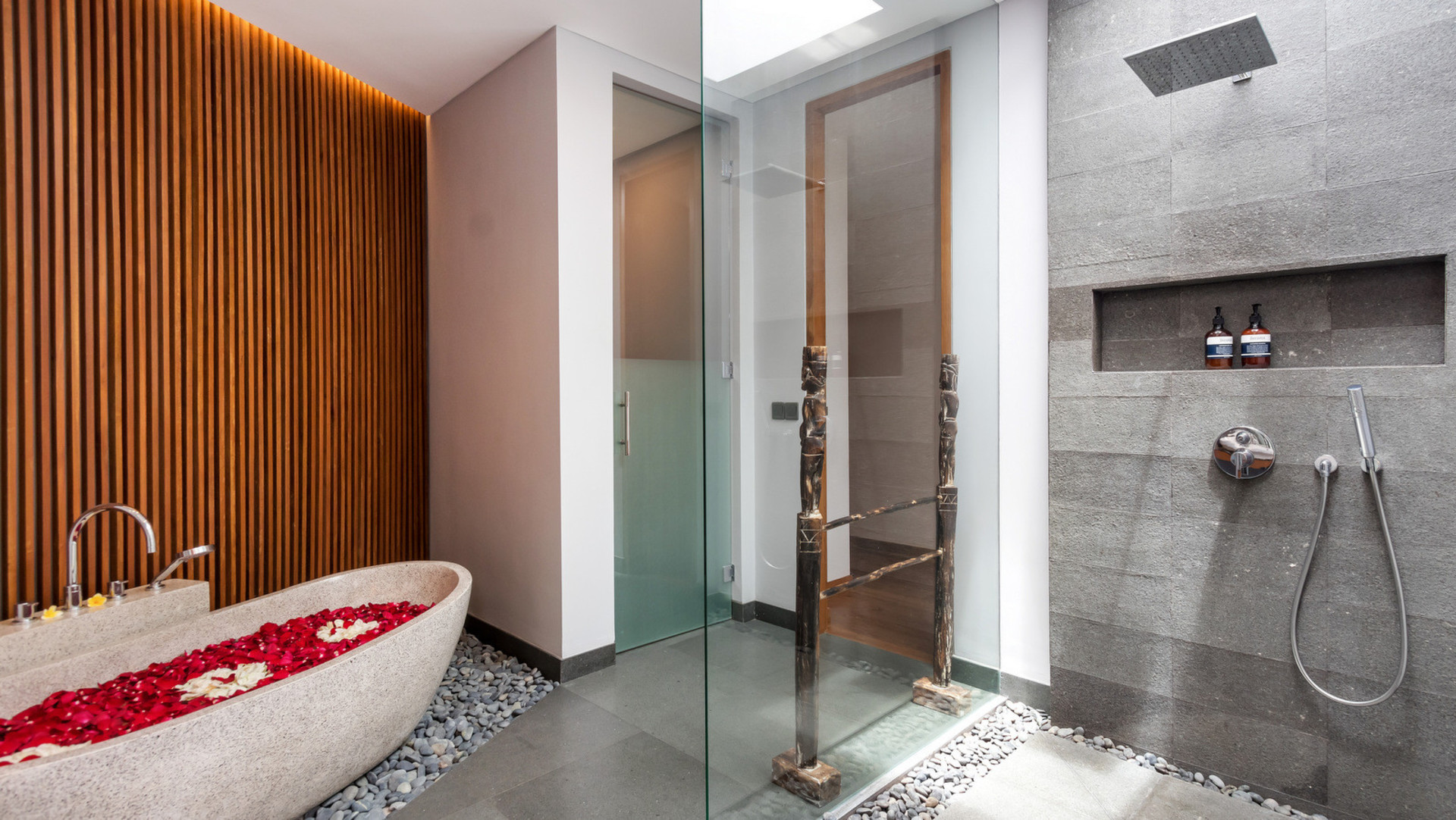 Cheerful 4BR Villa W/ Pool & Balcony, Bali Villa 2219