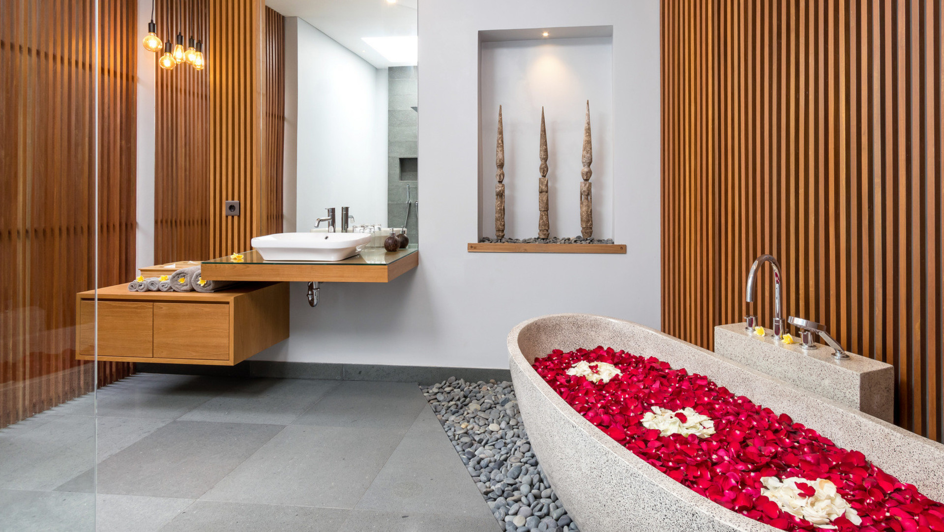 Cheerful 4BR Villa W/ Pool & Balcony, Bali Villa 2219