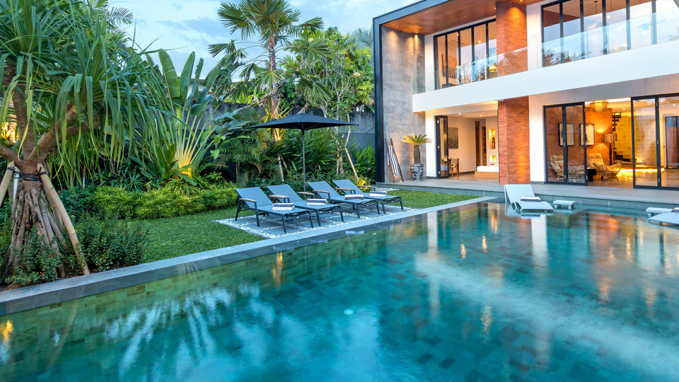 Cheerful 4BR Villa W/ Pool & Balcony, Bali Villa 2219, KEROBOKAN, Indonesia