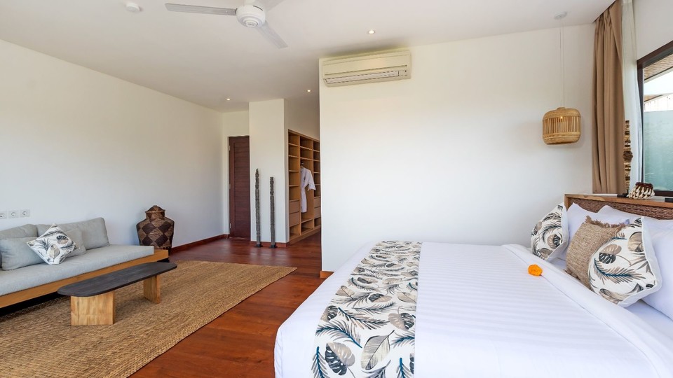 Modern 4BR Villa W/ Pool & Balcony, Bali Villa 2220