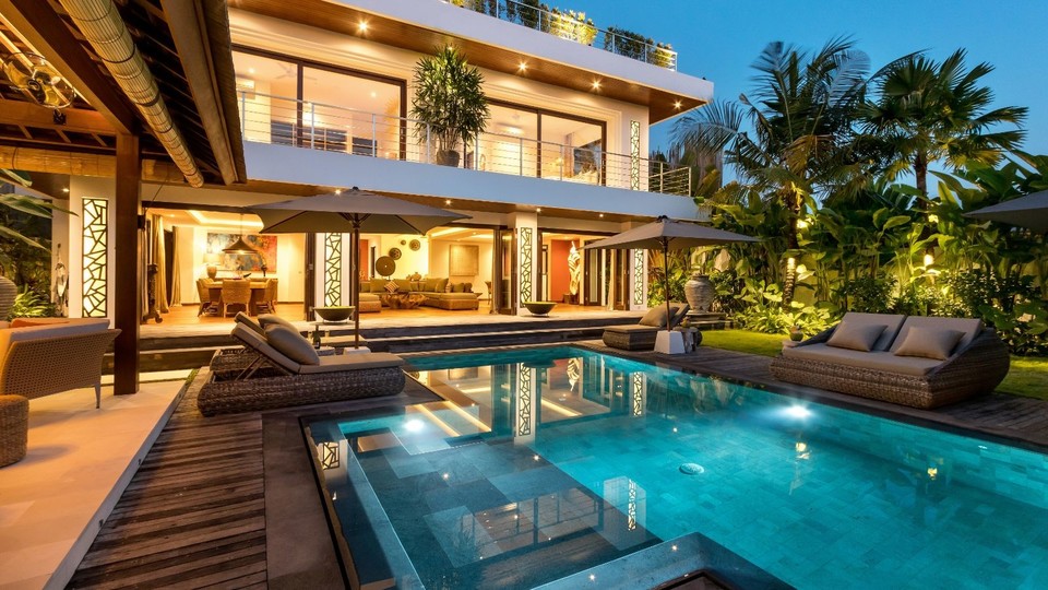 Modern 4BR Villa W/ Pool & Balcony, Bali Villa 2220
