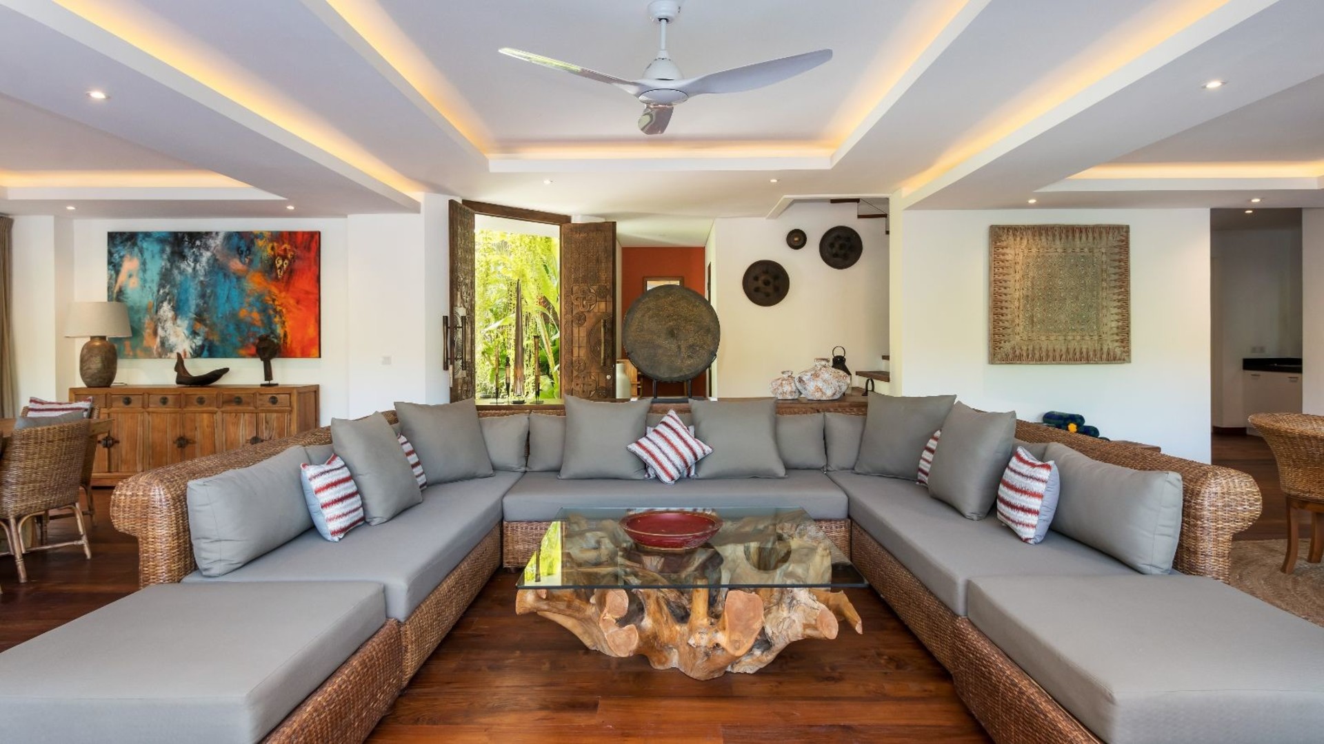 Modern 4BR Villa W/ Pool & Balcony, Bali Villa 2220