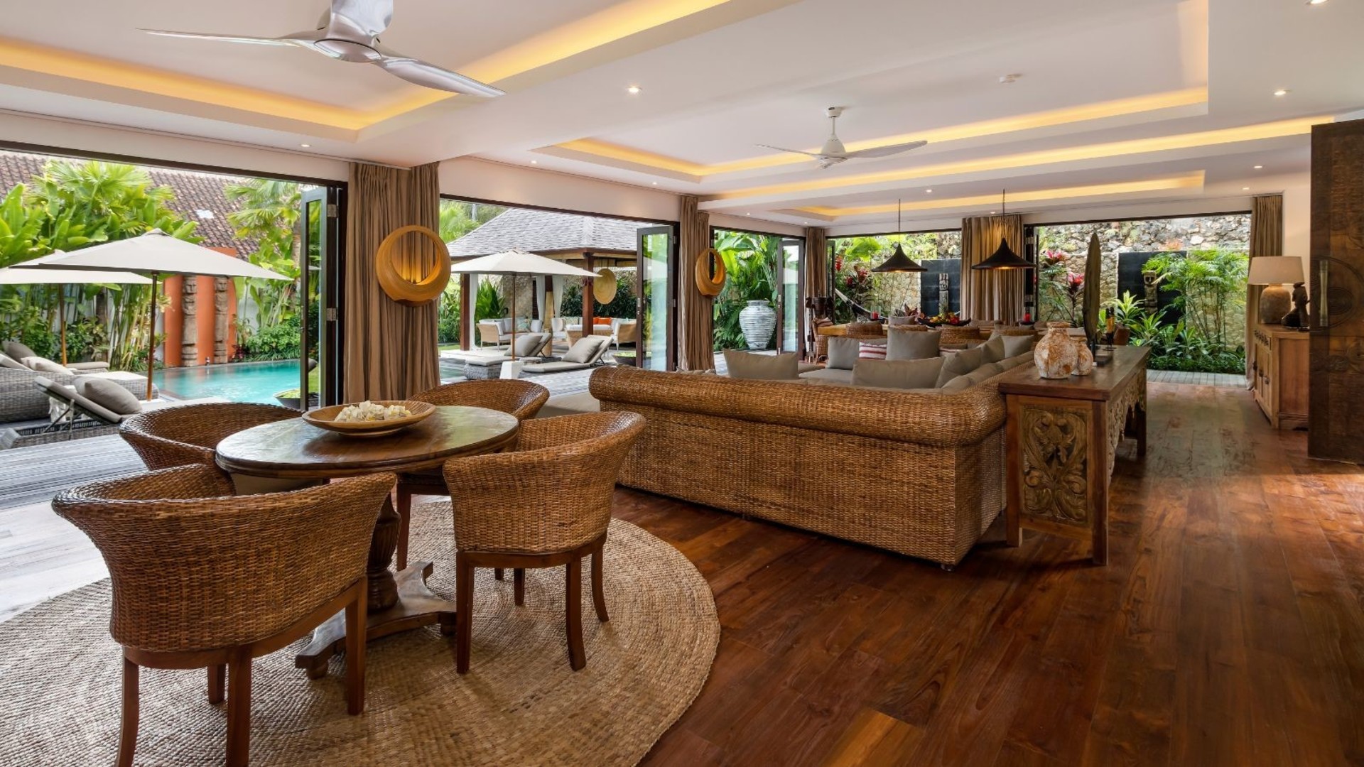 Modern 4BR Villa W/ Pool & Balcony, Bali Villa 2220