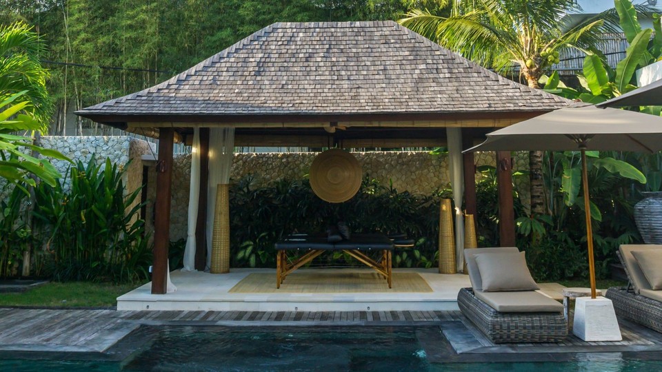 Modern 4BR Villa W/ Pool & Balcony, Bali Villa 2220