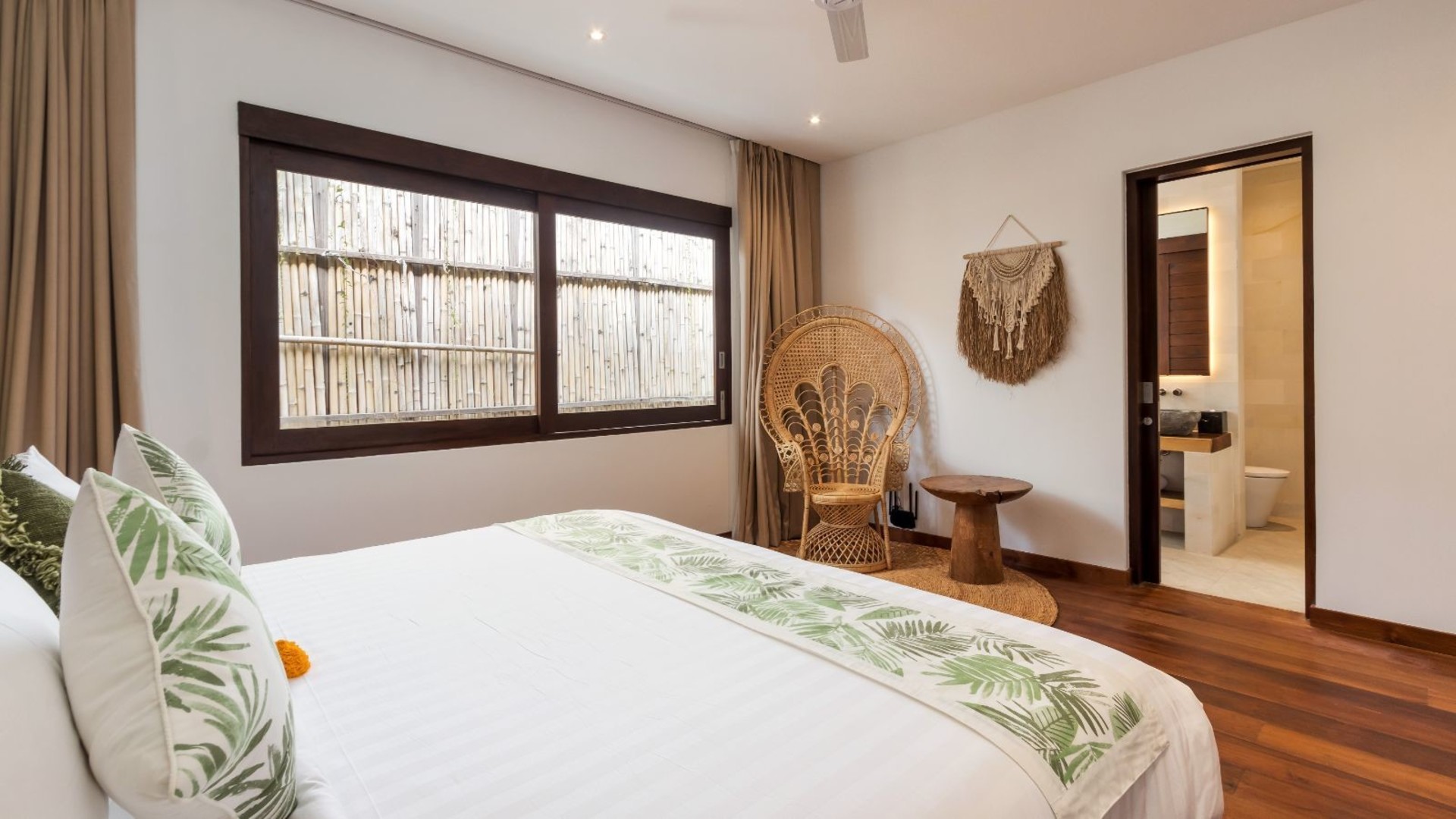 Modern 4BR Villa W/ Pool & Balcony, Bali Villa 2220