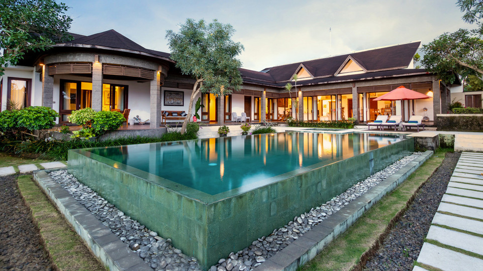 Spacious 4BR Villa W/ Pool & Garden, Bali Villa 2233