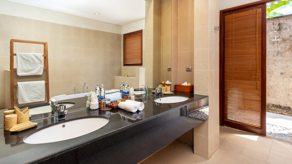 Spacious 4BR Villa W/ Pool & Garden, Bali Villa 2233