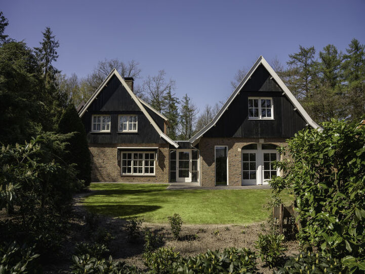 Chic 9-Bed House with Garden Views, Losser Villa 1000, Losser, Netherlands