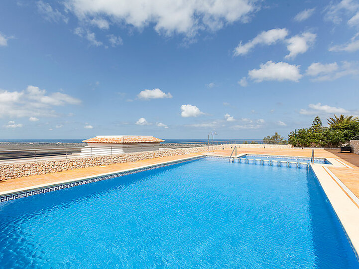 Luxurious Beachfront Villa with Stunning Views,1068