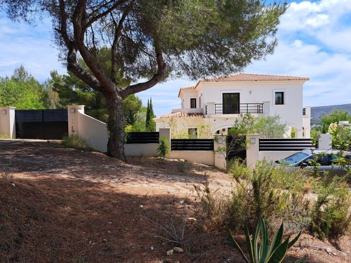 Seaside Serenity in a 4 Bed Villa,1088
