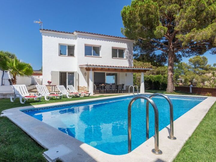 Elegant 4-BR Haven in Costa Brava,1074, Lloret de Mar, Spain