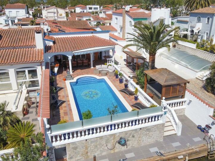 Tranquil Paradise in Costa Brava,1090, Empuriabrava, Spain