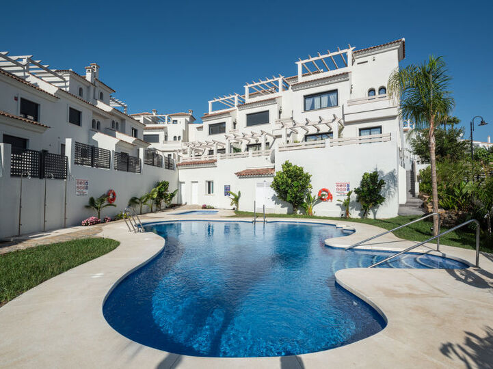 Oceanfront Oasis: Luxurious 3 Bedroom Villa,1121, El Paraíso, Spain
