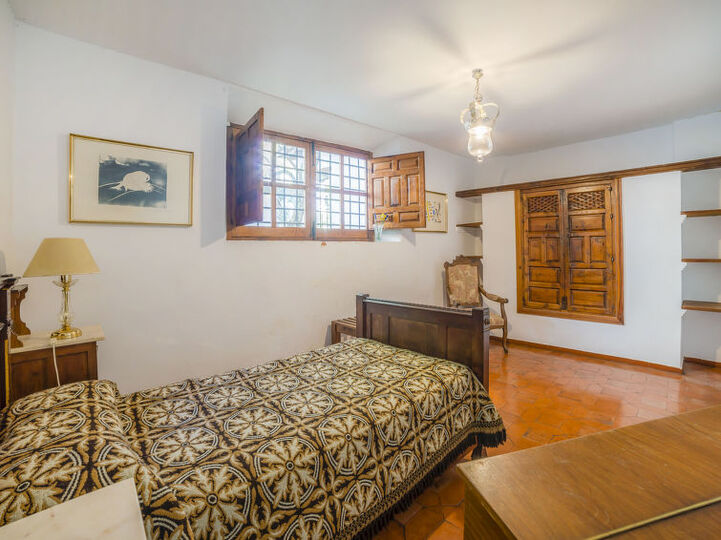 Traditional 4 Bedroom Villa in Granada, 1007
