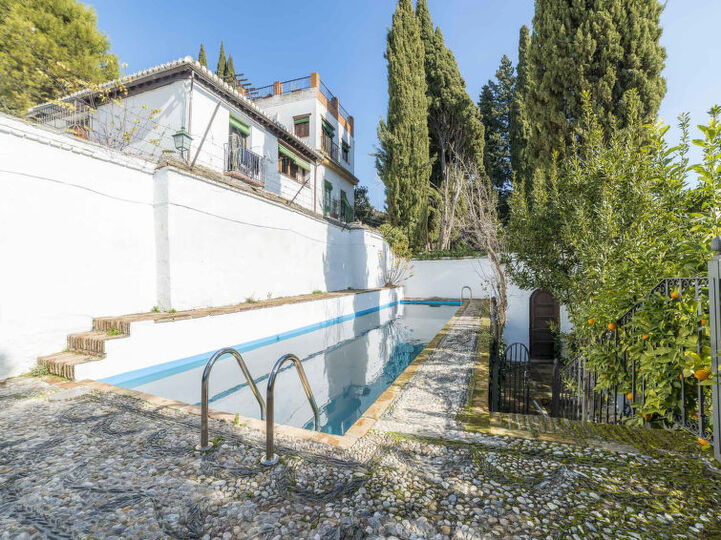 Traditional 4 Bedroom Villa in Granada, 1007