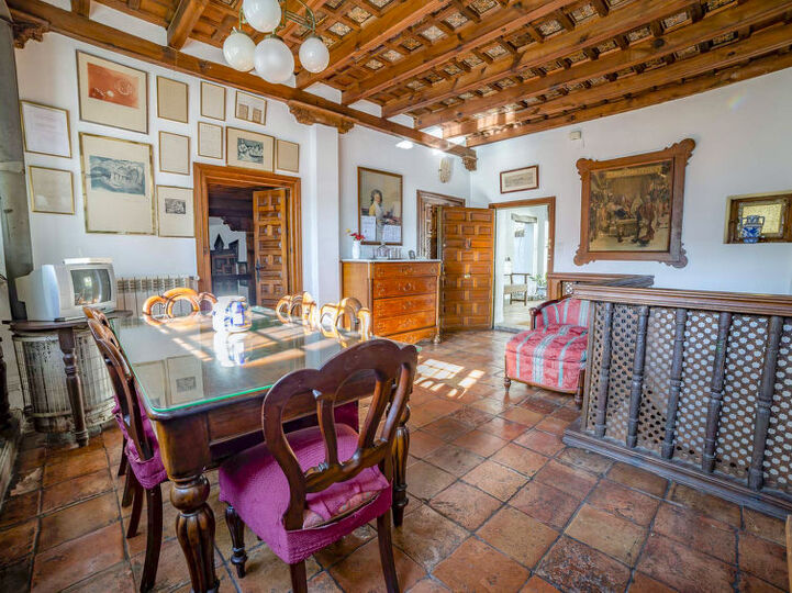 Traditional 4 Bedroom Villa in Granada, 1007