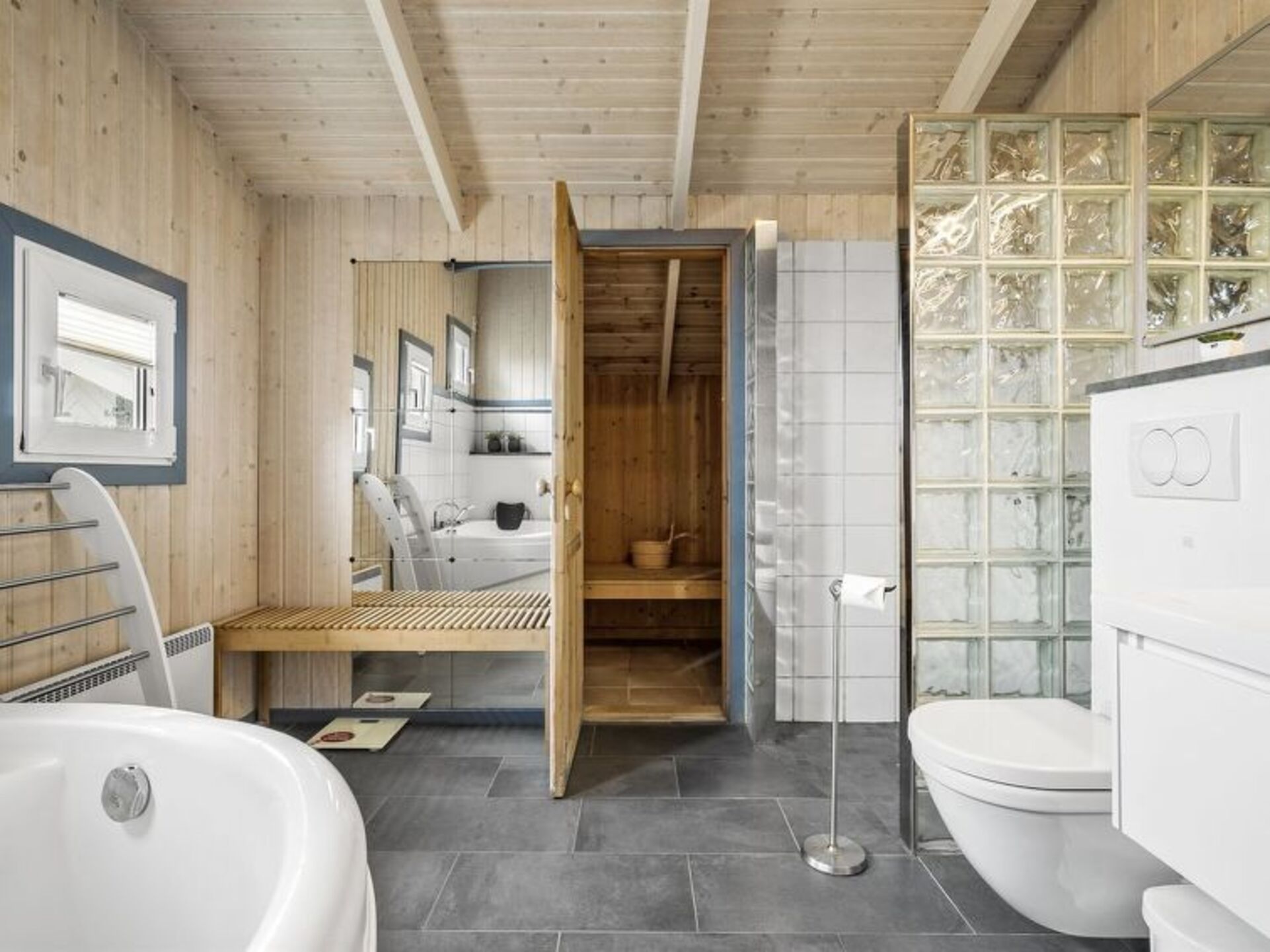 Bathroom / Wellness