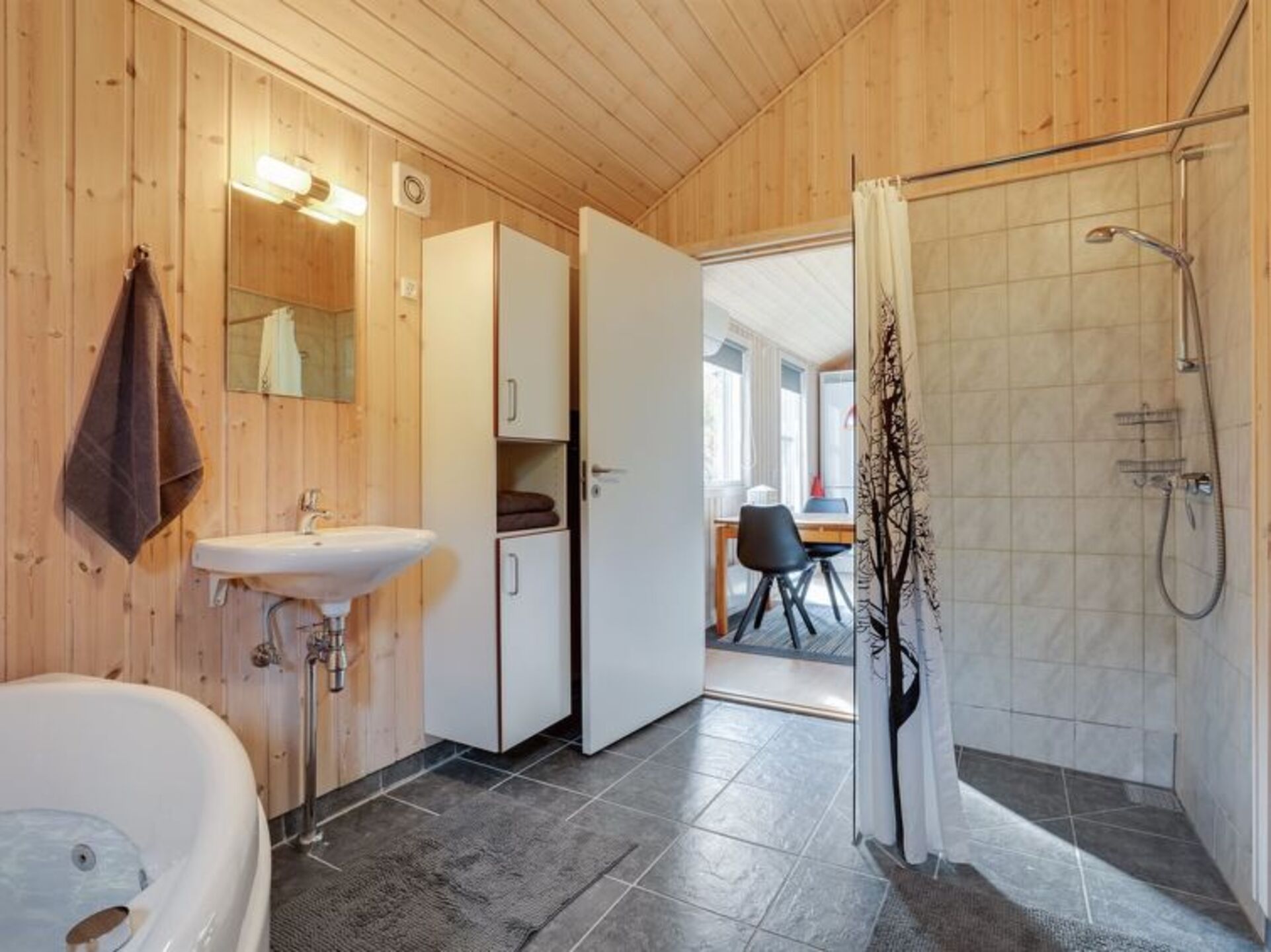 Bathroom / Wellness