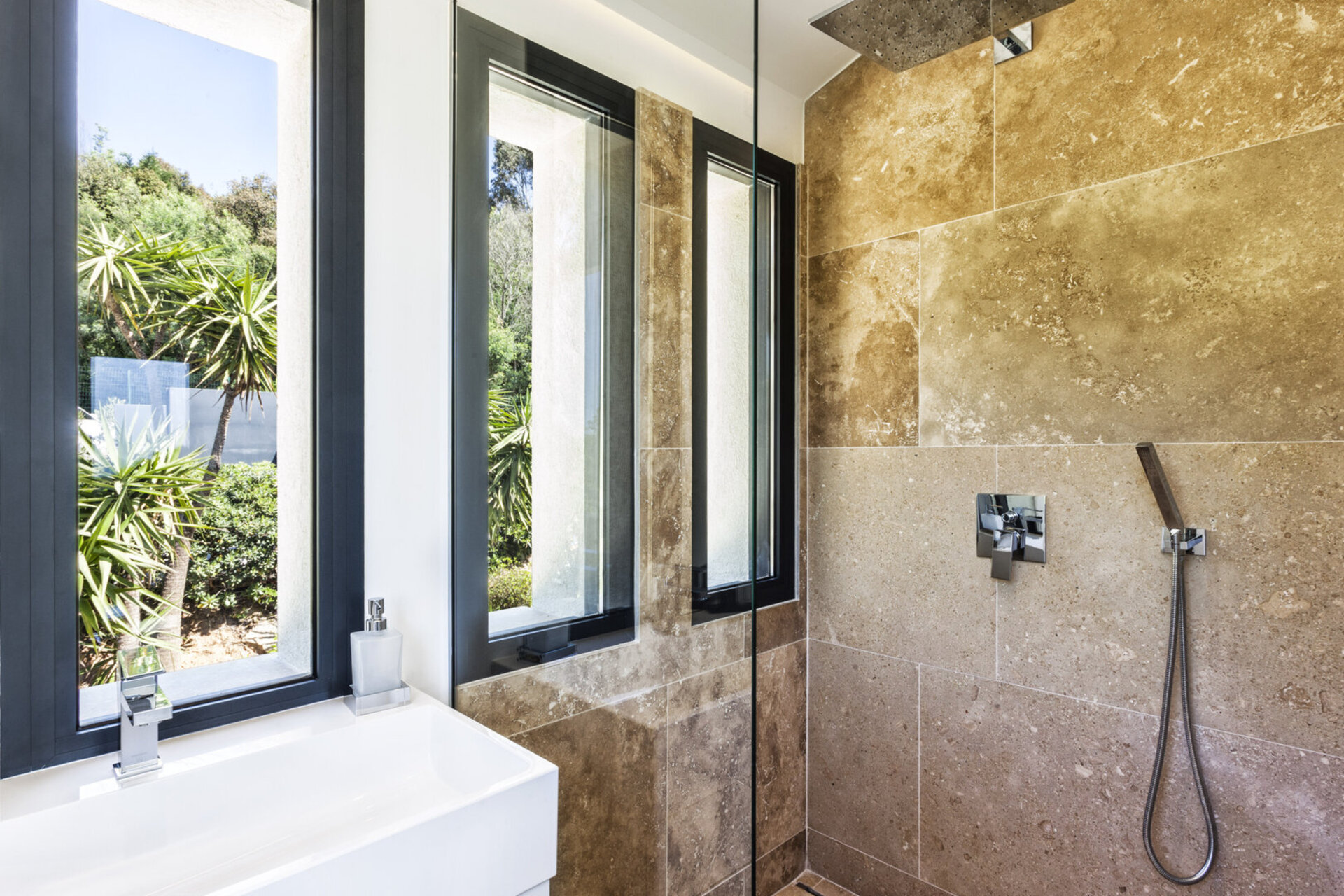 Seaside Bliss: Villa Colibri's Luxe Escape