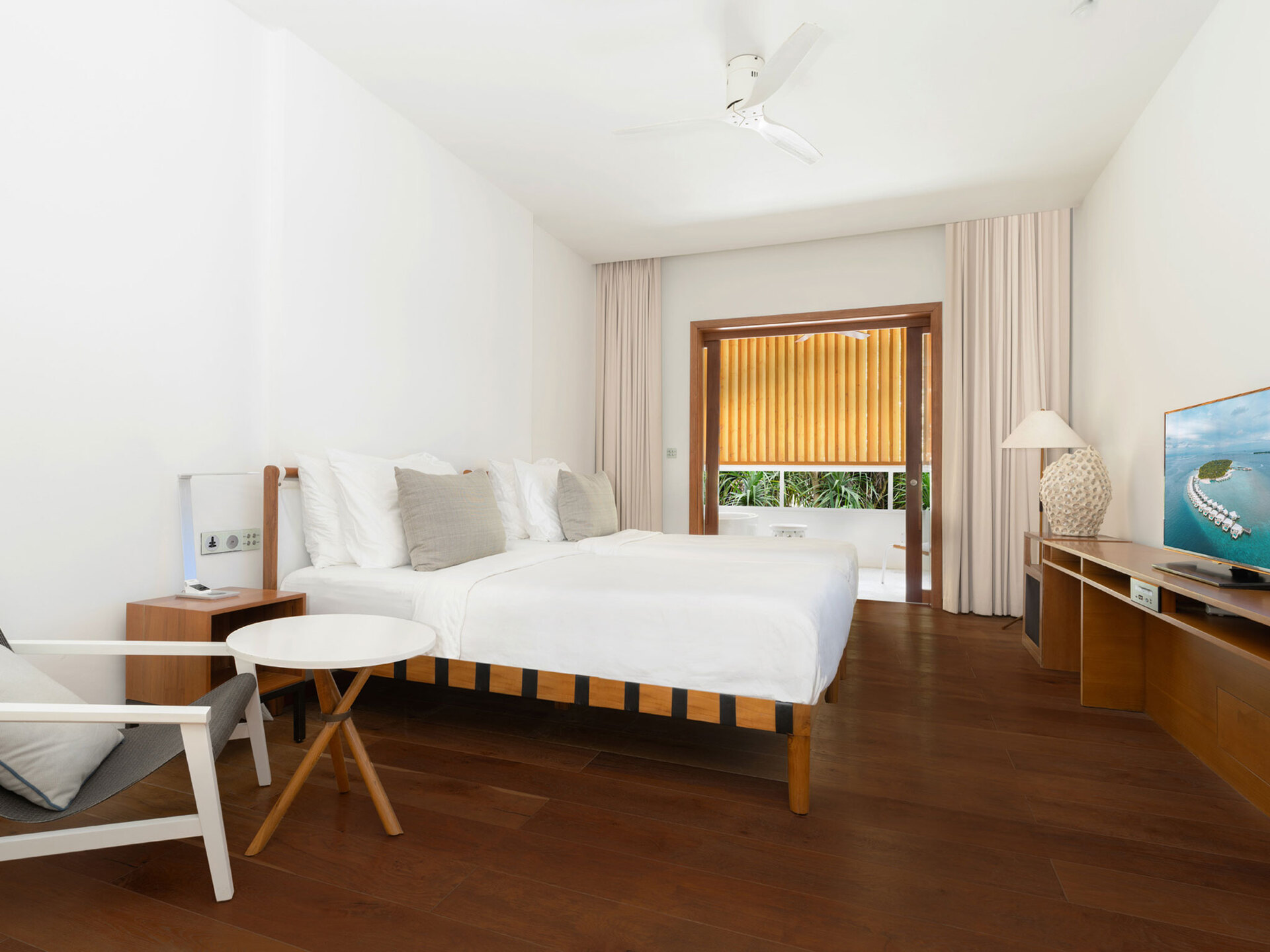 Tranquil Waterside Living: 4 Bedroom Gem,1005