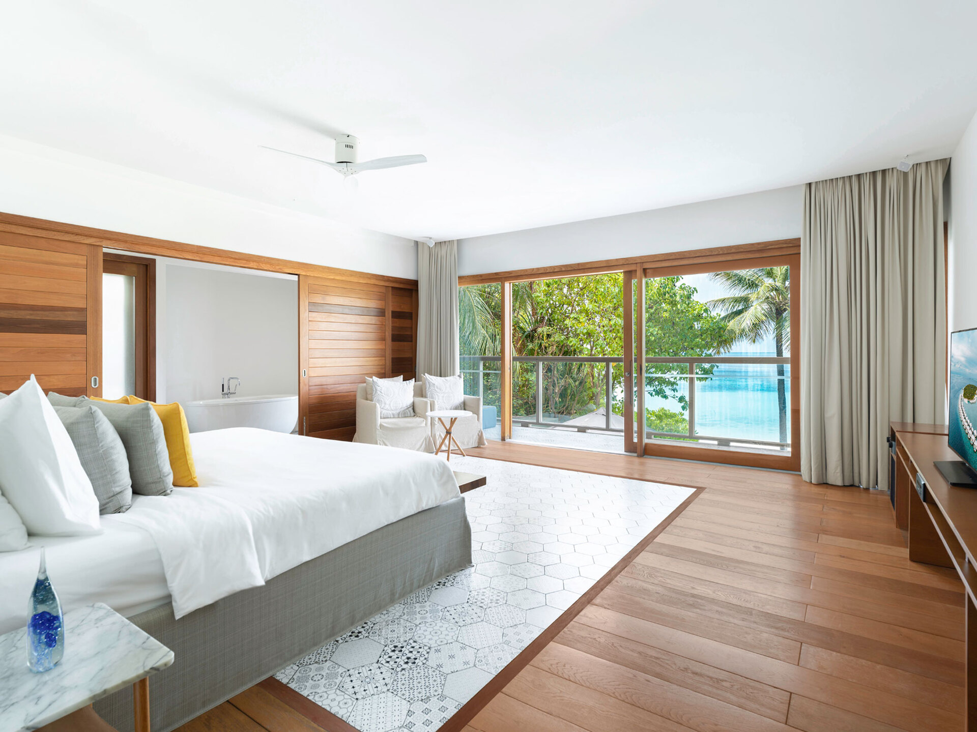 Tranquil Waterside Living: 4 Bedroom Gem,1005