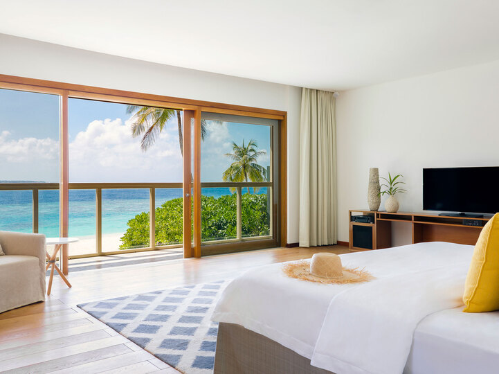 Tranquil Waterside Living: 4 Bedroom Gem,1005