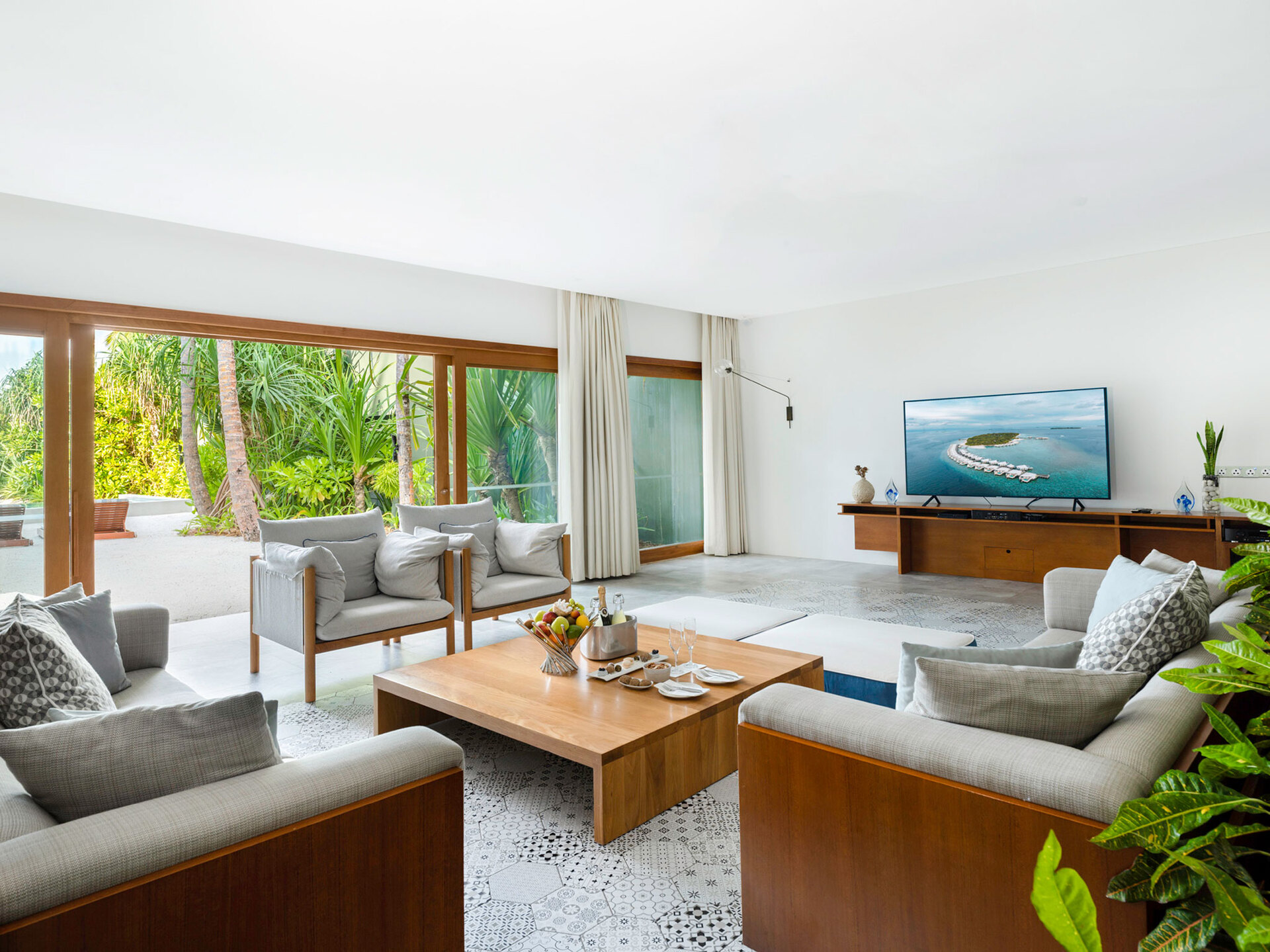 Tranquil Waterside Living: 4 Bedroom Gem,1005
