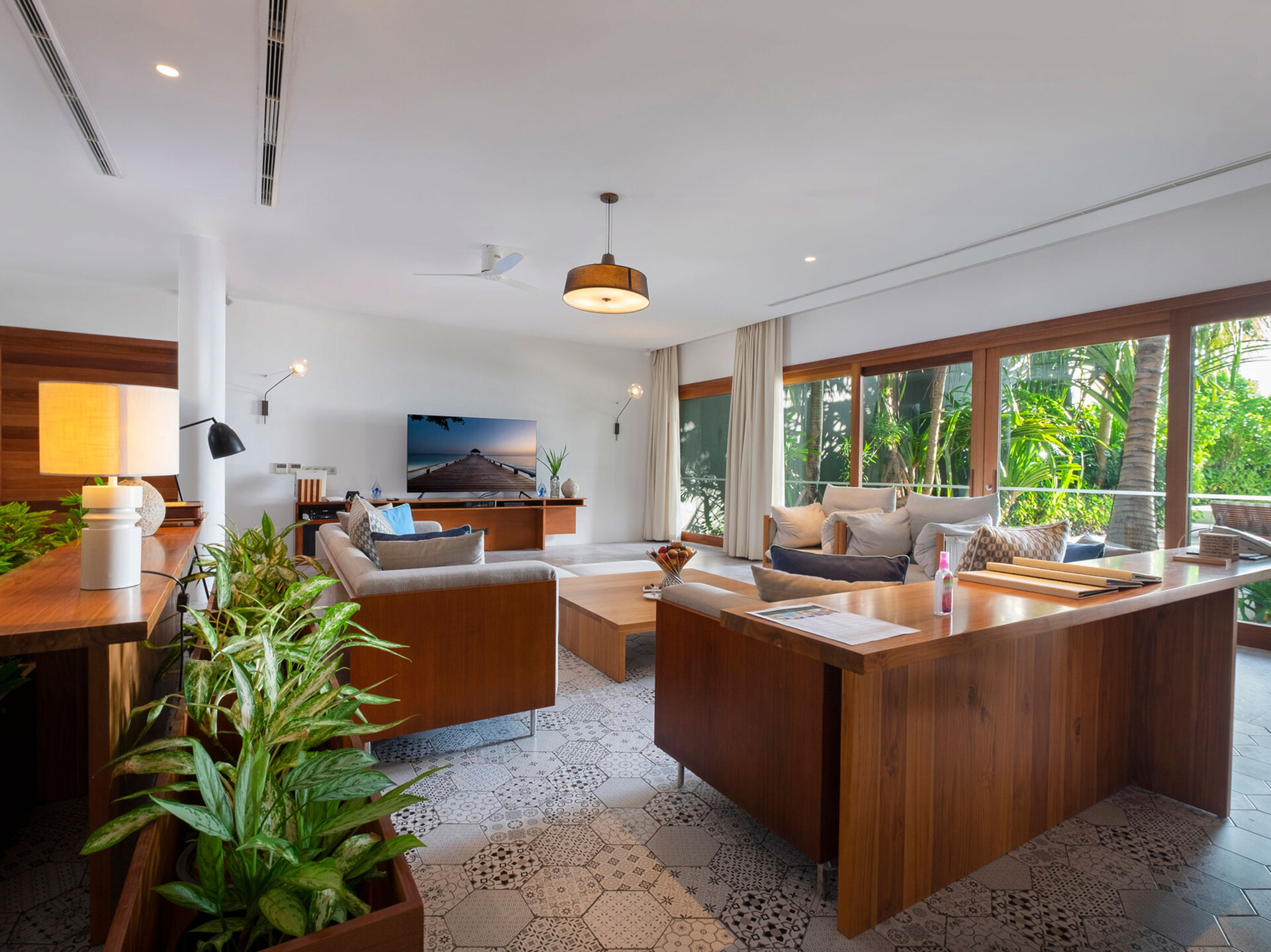 Private Escape in Baa Atoll,1006