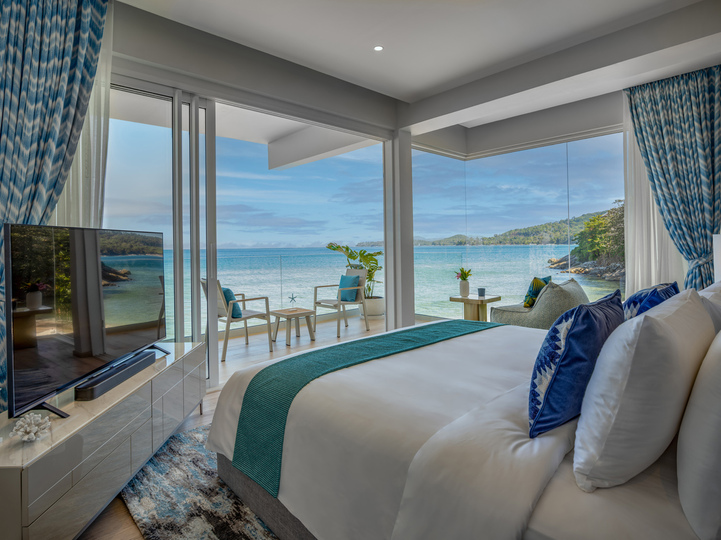 Villa Anda - Opulent master bedroom overlooking the ocean