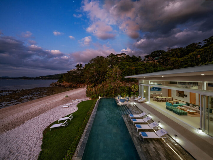 Villa Anda - Relaxing pool area overlooking the beach