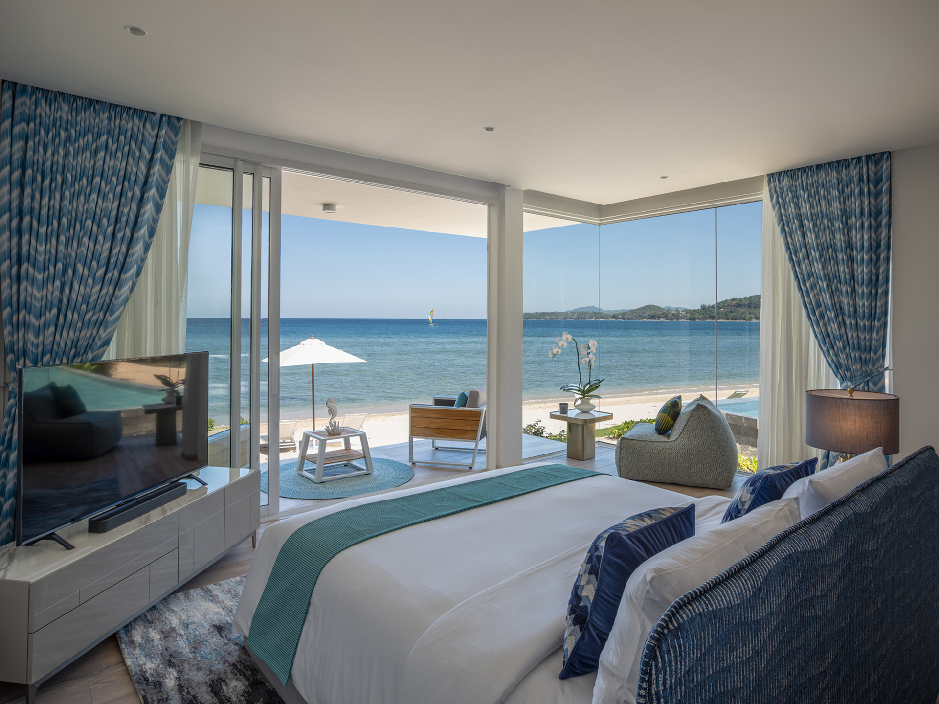 Villa Anda - Spectacular ocean view from the ground floor master bedroom