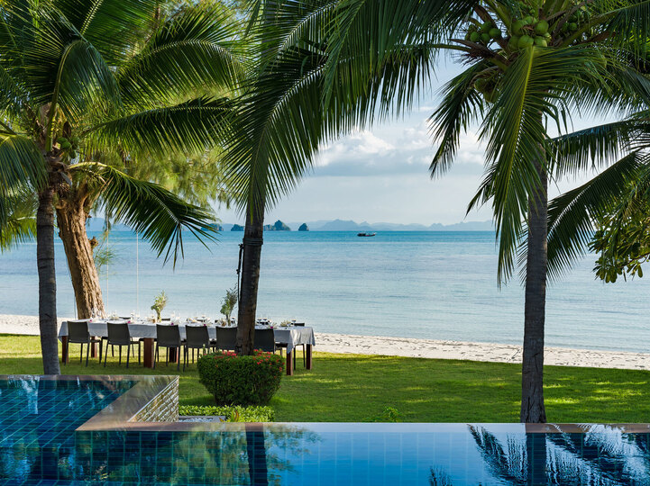 Inasia - Alfresco dining by the beach