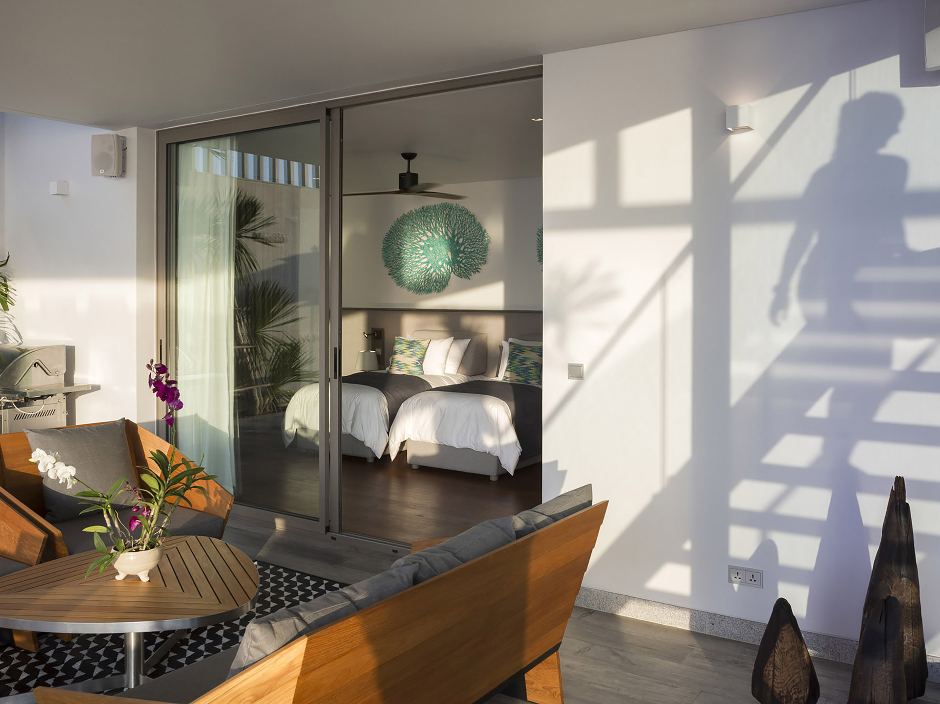 Malaiwana Duplex - Twin bedroom and outside living area