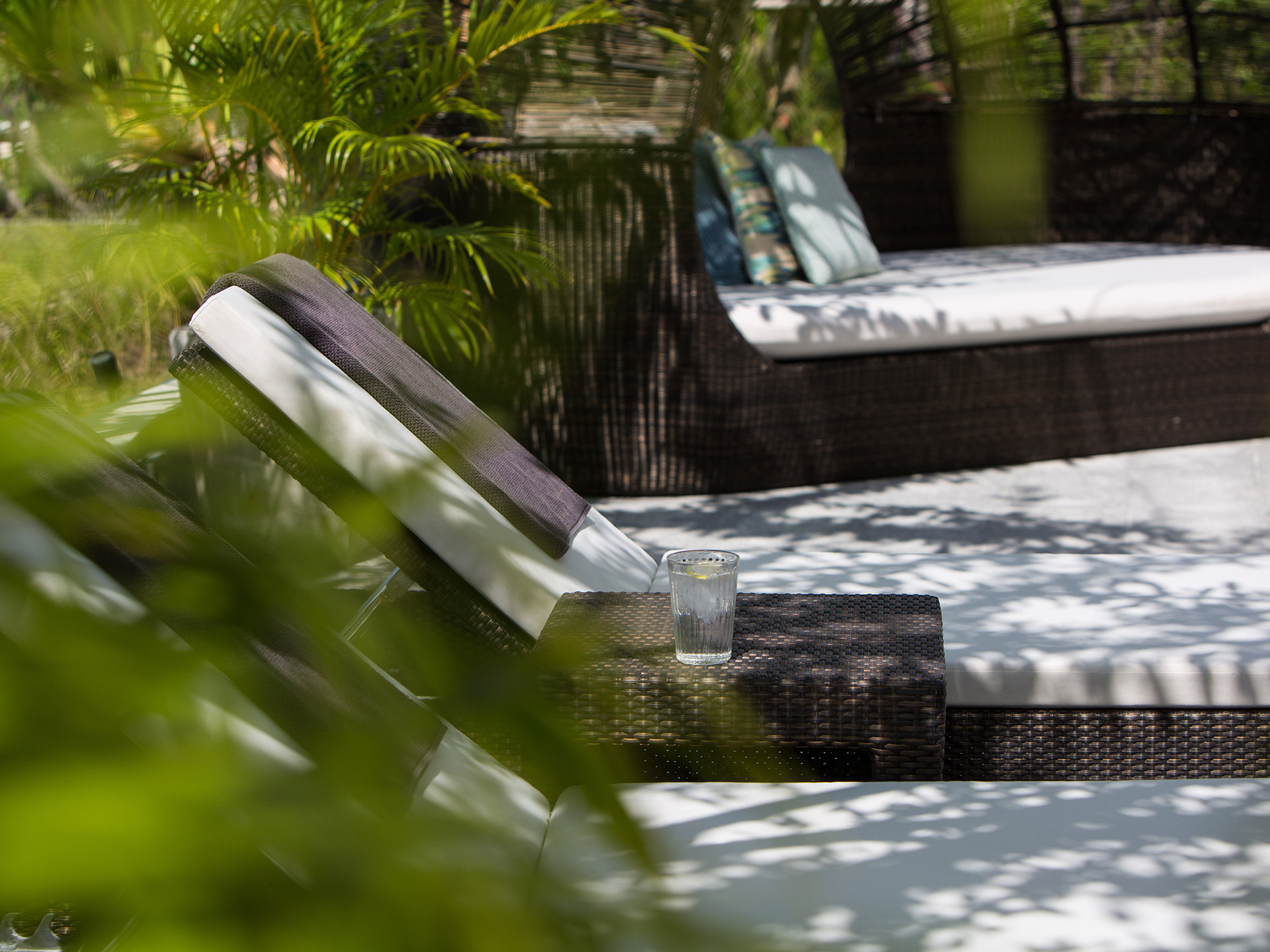 Malaiwana Patio Duplex - Inviting sunloungers