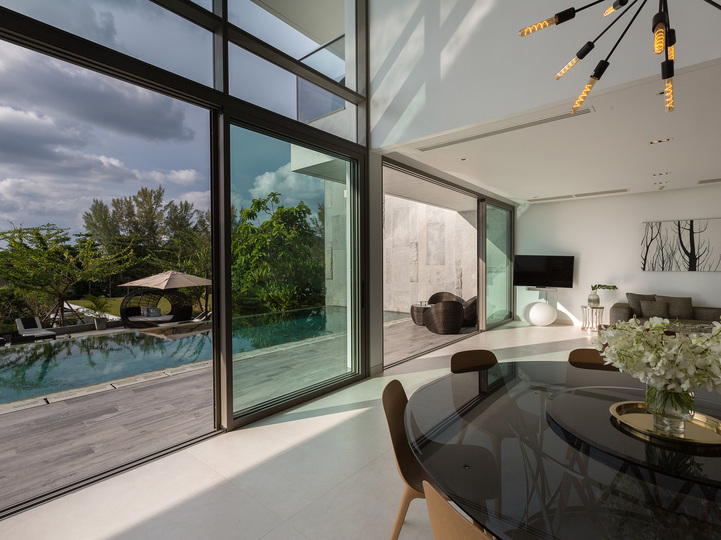 Malaiwana Patio Duplex - Breezy living and dining area by the pool