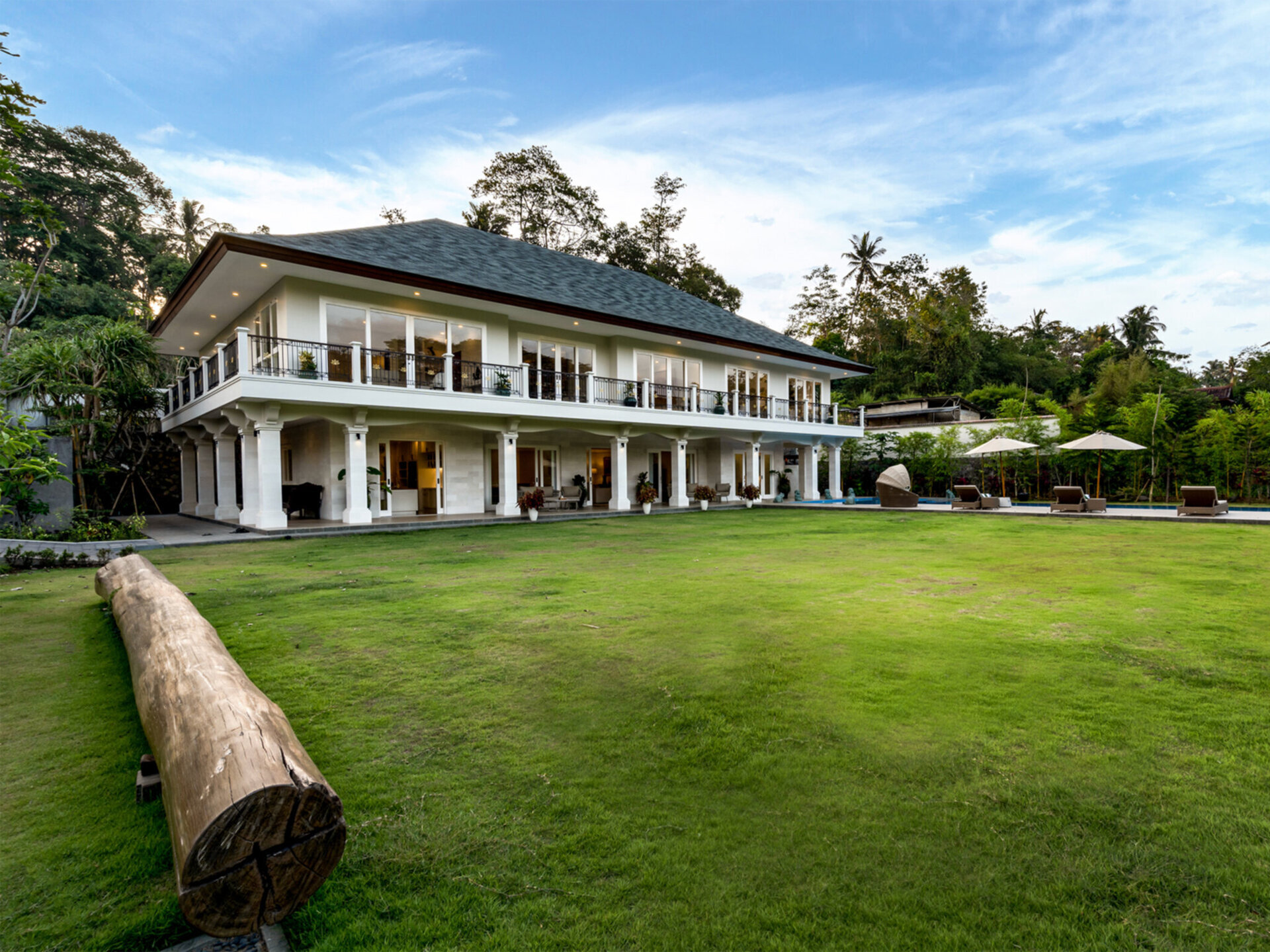 Pala Ubud - Villa Agung -Expansive lawn area perfect for any celebration