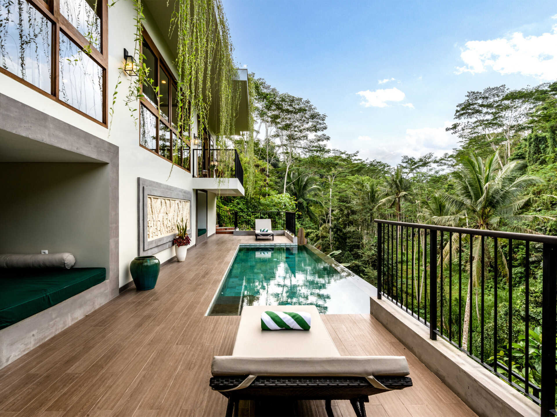 Pala Ubud - Villa Batur - Restful pool deck under shady weather