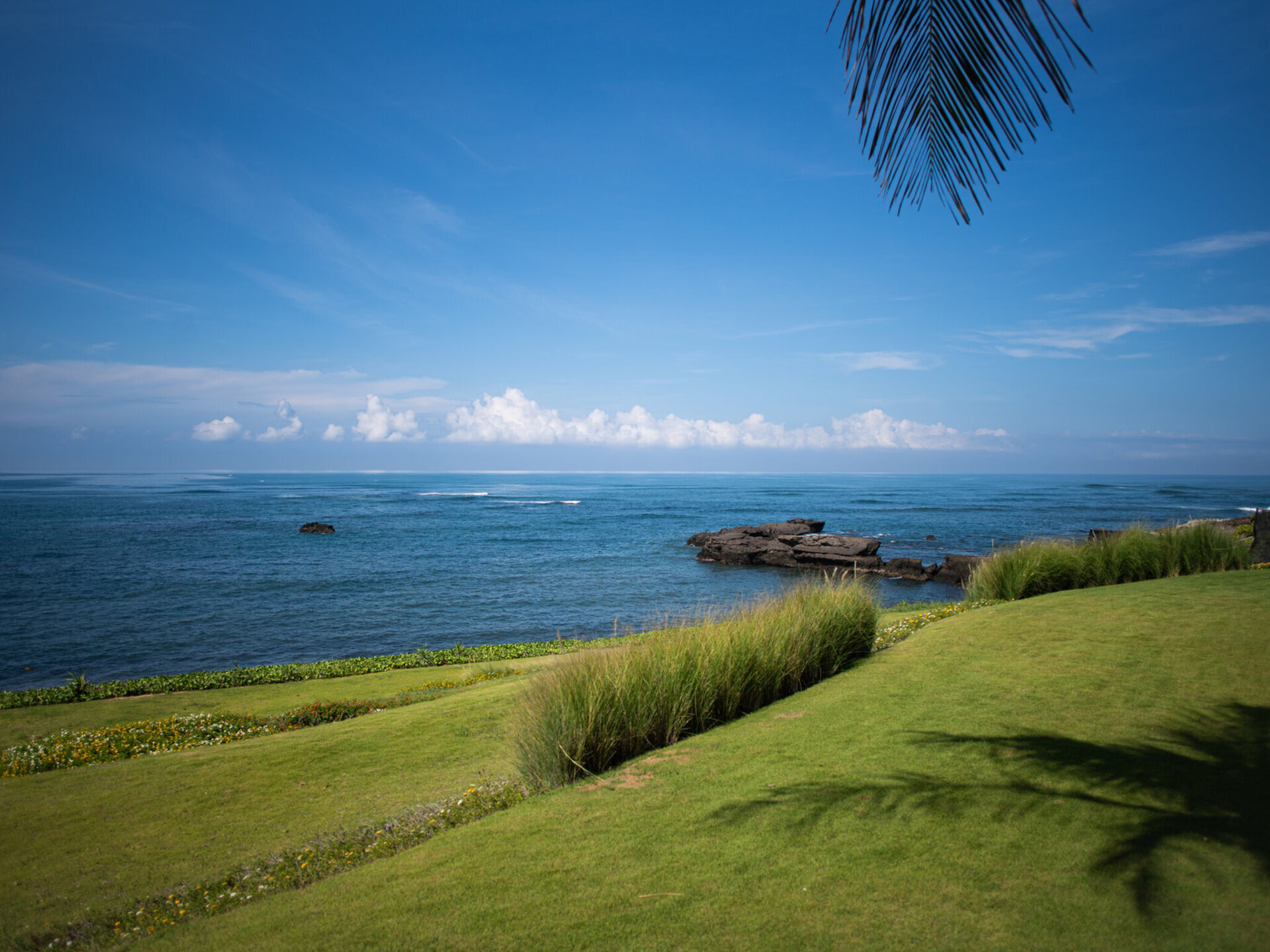 Tirtha Bayu Villa II - Ocean view from lawn