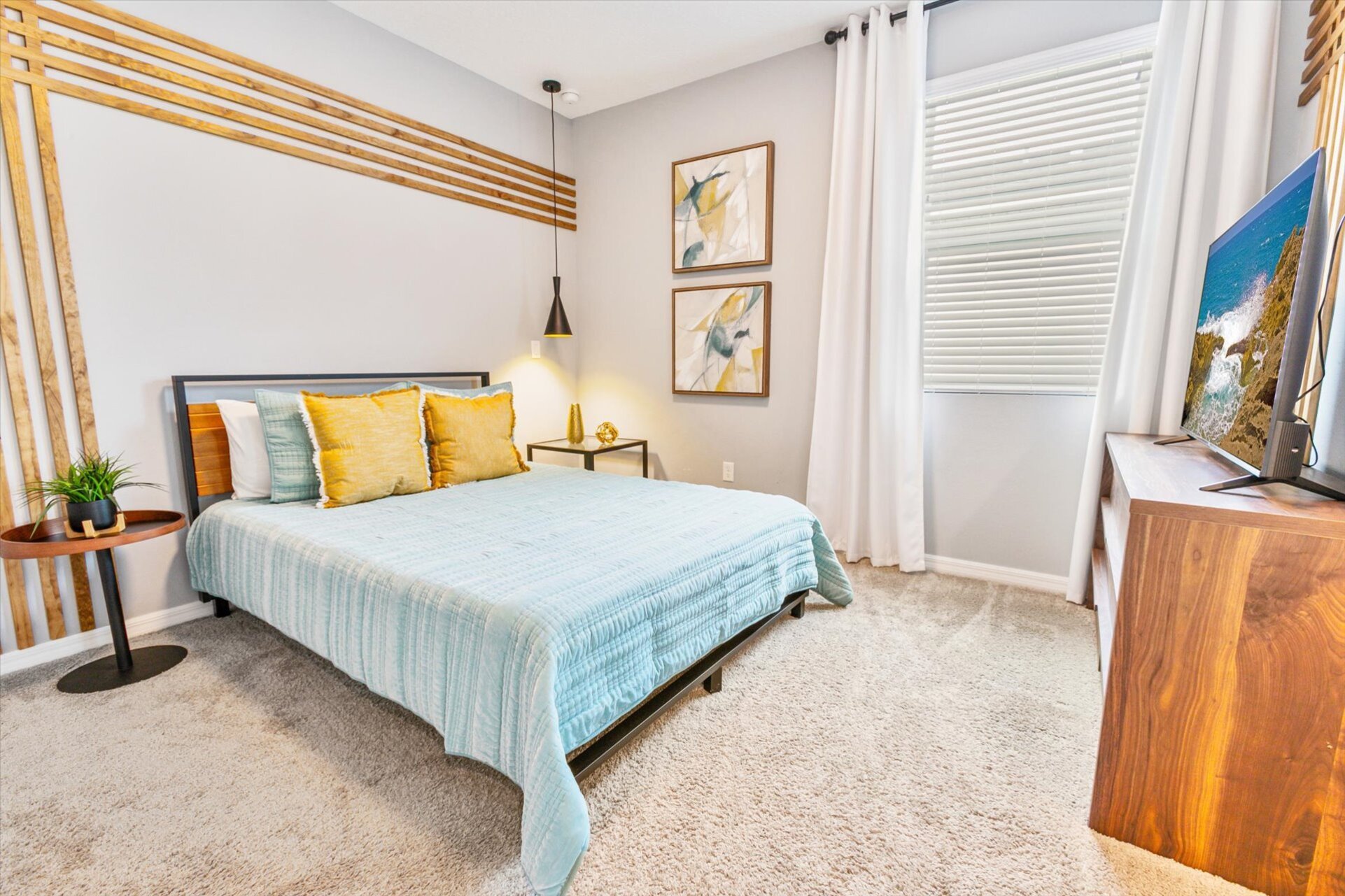 Queen Bedroom 3, Upstairs
Shared Bathroom
