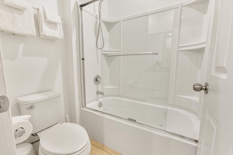 Jack N Jill Bathroom 3 (Angle)
Tub/Shower Combo