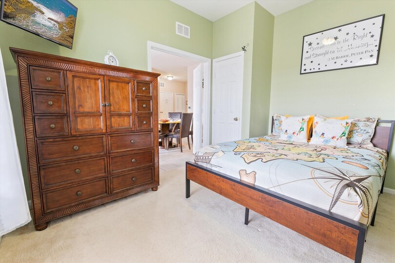 Queen Bedroom 2
32" Roku TV
Peter pan Theme