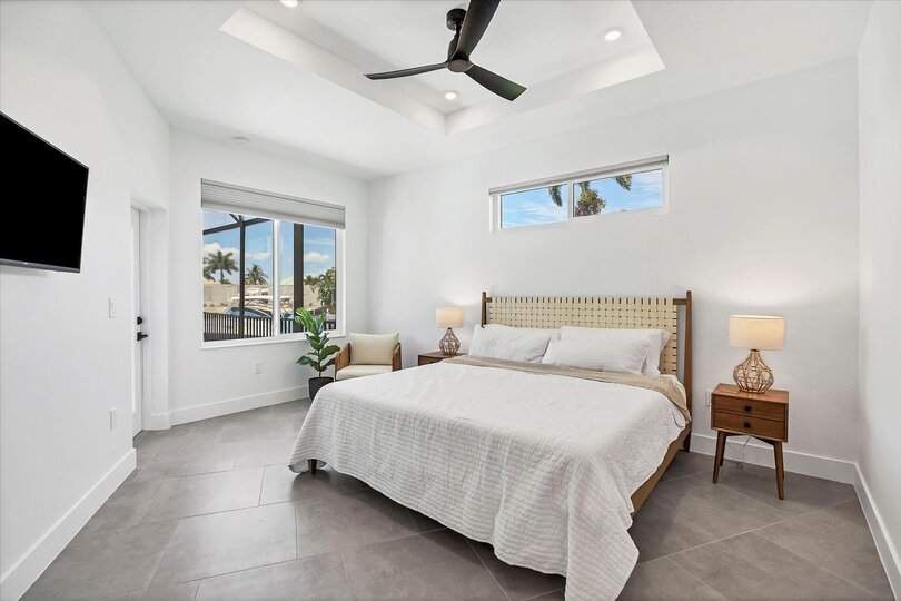 Primary bedroom with king bed, lanai Access, en suite, and 40-inch Smart TV